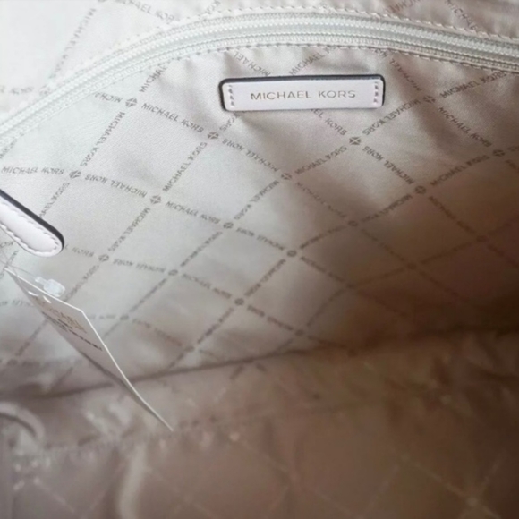 Pursed - Picture 5 of 5